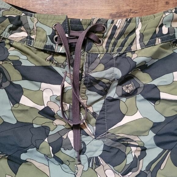 Men's Patagonia shorts green camo camouflage floral print hiking size 28 - Picture 3 of 5